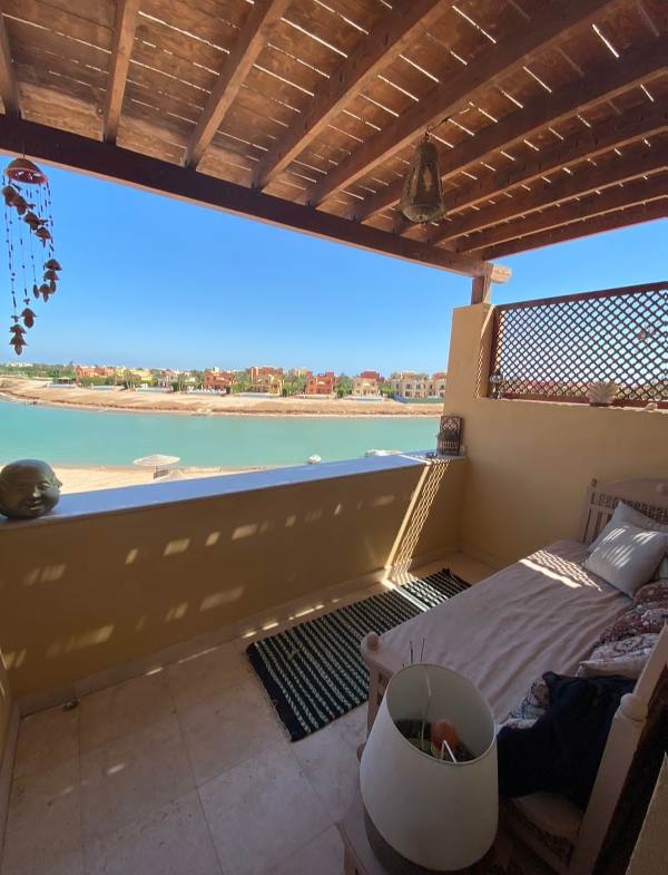 Studio for sale in Gouna,The residential real estate in ElGouna varies between a villa, an apartment, a twin house, and a duplex apartment, all of which are names of properties for residential purposes, but they differ only in their internal divisions, everything is in one place.