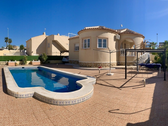 Villa for sale in marina
