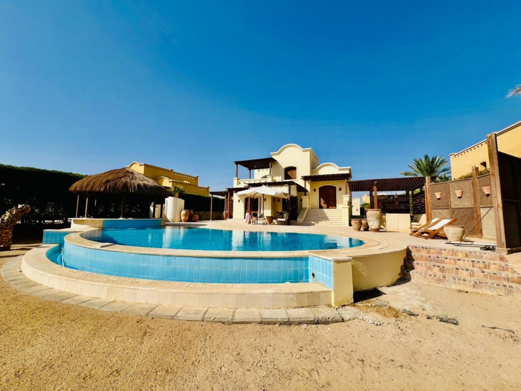 Exquisite 5-Bedroom Villa for Sale in West Golf..., El Gouna