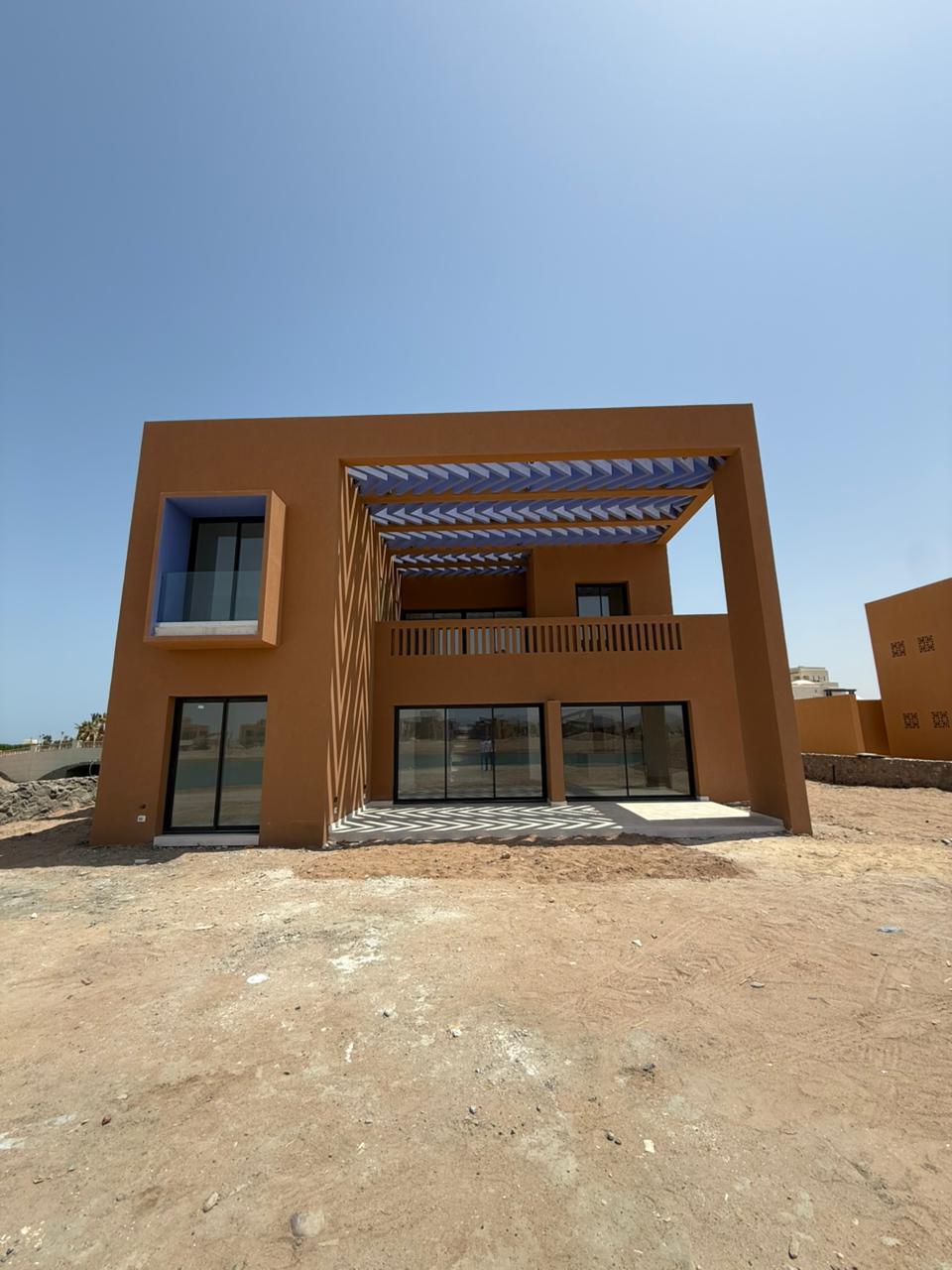 North Bay El Gouna standalone villa exterior front view blue sky | North Bay El Gouna freistehende Villa Außenansicht