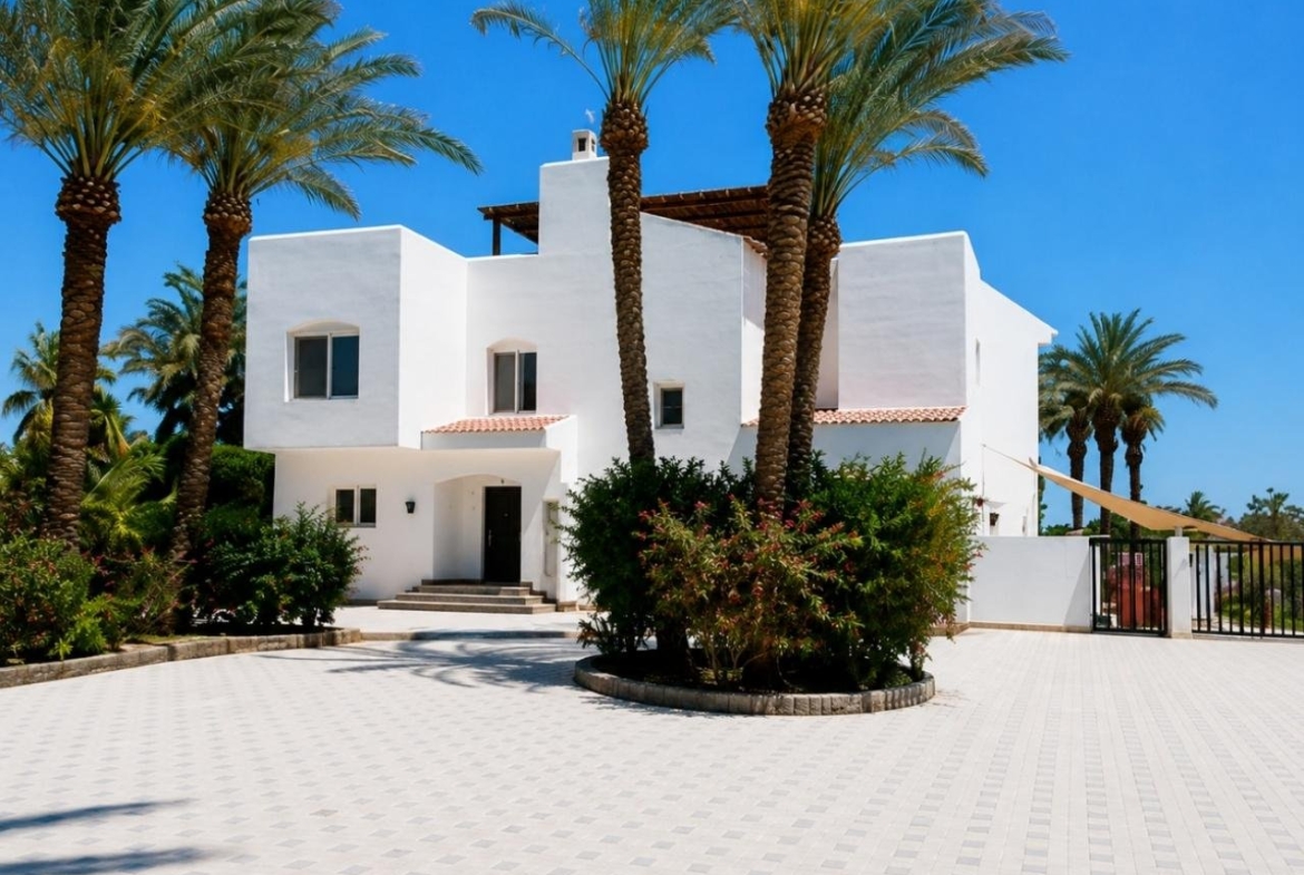 Lagoon-front villa El Gouna with private jetty, rooftop terrace and panoramic sea views