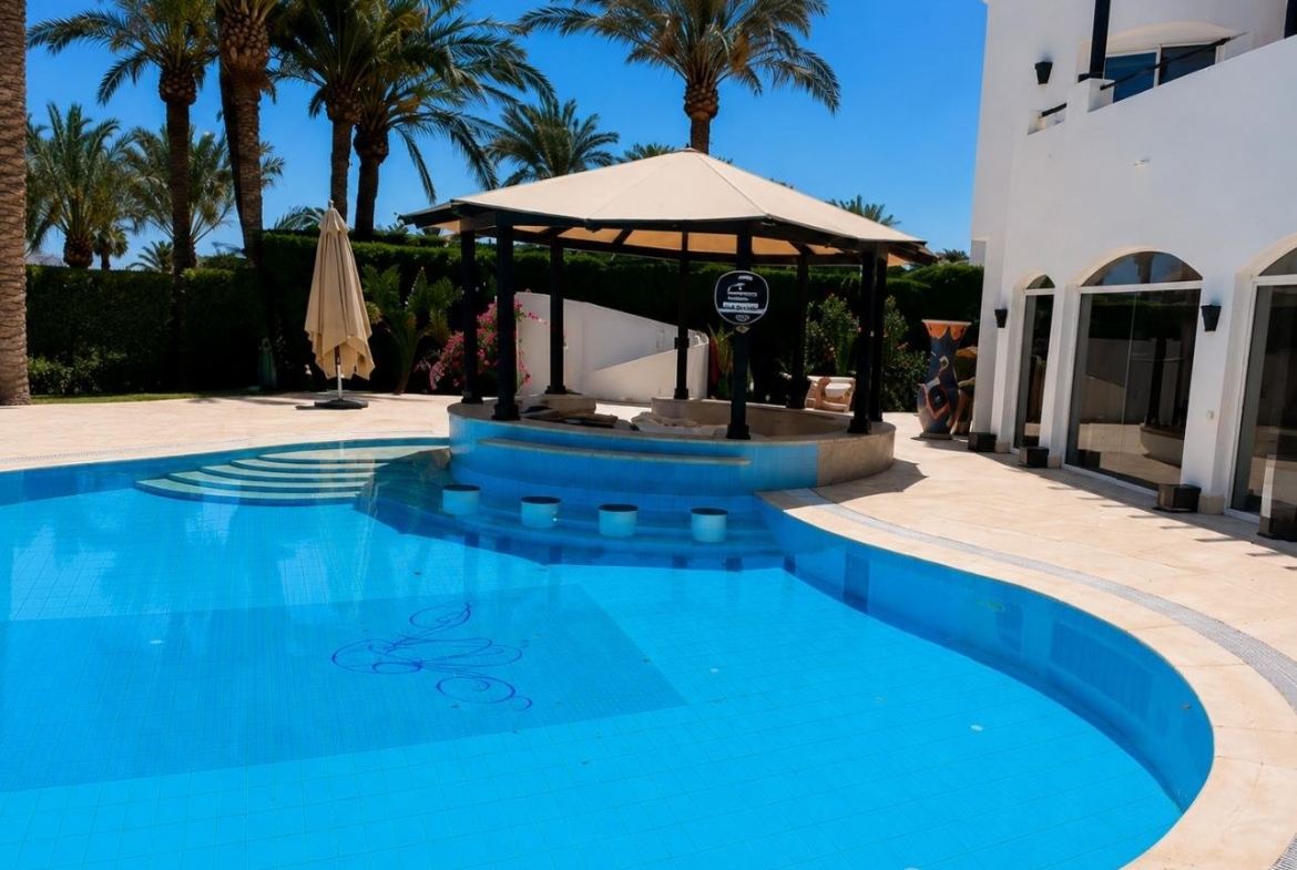Lagoon-front villa El Gouna with private jetty, rooftop terrace and panoramic sea views