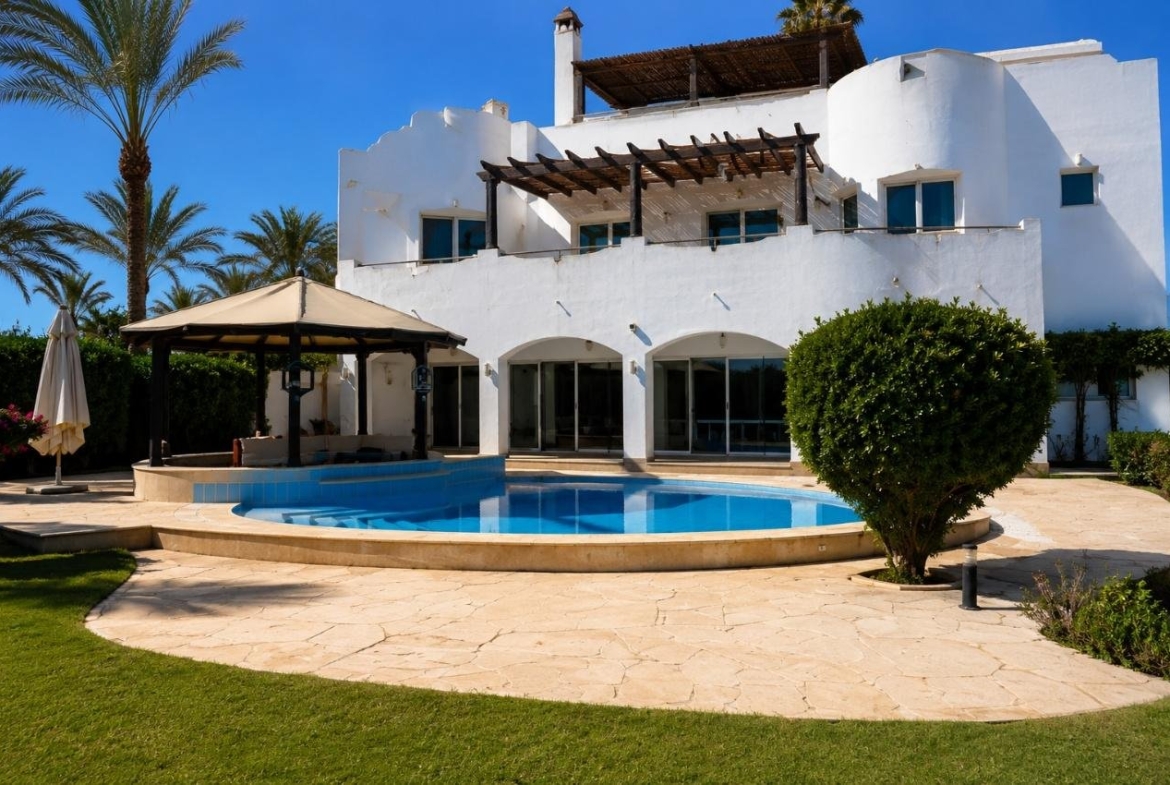 Lagoon-front villa El Gouna with private jetty, rooftop terrace and panoramic sea views